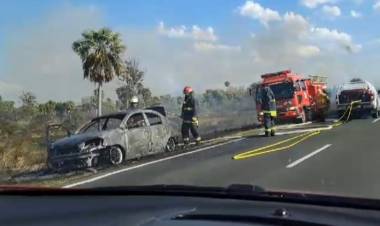 (video) Un automovil se incendio completamente sobre la Ruta Nacional Nº 11 en la tarde de hoy,viajaban cinco personas que resultaron sin heridas