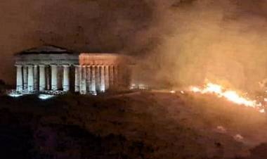 Hallaron 18 cadáveres calcinados en Grecia mientras proliferan incendios en el sur de Europa