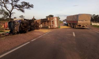 PAMPA DEL INFIERNO : Choque y vuelco entre dos camiones en la Ruta Nº16,los choferes fueron derivados al Hospital de Los Frentones