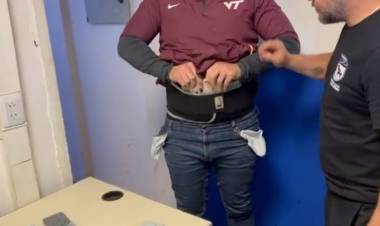 (video)  Cayo el "hombre celular" pegado al cuerpo traia 26 iPhones ocultos bajo su ropa valuados en mas de 4.600.000 pesos desde Paraguay