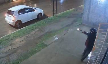 (VIDEO)  Resistencia,secuencia completa del robo a un negocio de celulares,el propietario llega en el momento del robo y fue baleado por los ladrones