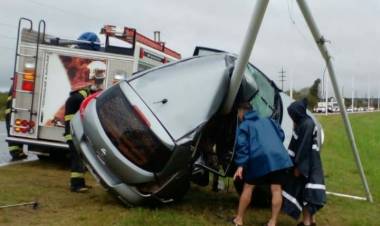 Los peligros de transitar cuando llueve en las rutas,un auto quedo "abrazado"a una columna luego del despiste en la Ruta Nº12 cerca de Goya,hay dos heridos