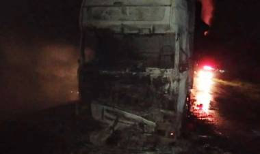 MARGARITA BELEN : Choque entre una moto,una bicicleta y fueron arrastrados por un camion que se incendio,hasta el momento una persona fallecida