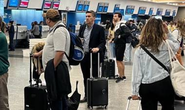 AUSTERIDAD : El gobernador Leandro Zdero haciendo fila en el Aeropuerto para volver de la reunion con el Presidente Milei