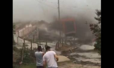 (video) Catamarca  : la crecida de un río destruyó un puente y dejó a una localidad de 500 familias aisladas por un fuerte temporal 