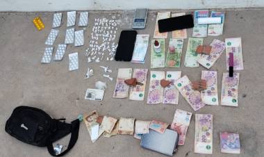 Una dealer detenida con dinero y 91 bochitas de cocaina