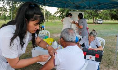 CHACO : A 40 dias y a pesar de encontrar vacunas para el Covid-19 vencidas de la gestion anterior,aplicaron mas de 600 en postas en la Plaza 25 de mayo y Parque de la Democracia