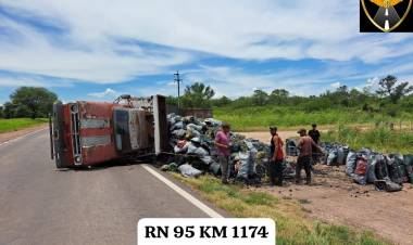 TRES ISLETAS : Volco un camion cargado de carbon sobre la Ruta Nacional Nº95,no hubo heridos