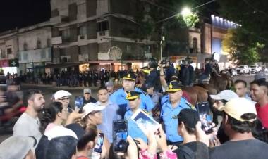 Manifestacion en 9 de julio y guemes,el jefe y sub.jefe de policia intervinieron y aclrararon que NO se permite corte de calles