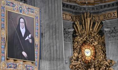 Con la presencia del presidente Argentino Javier Milei,Francisco canonizó a Mama Antula en el Vaticano y la convirtió en la primera santa argentina