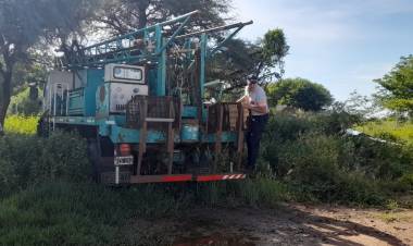 (video) TACO POZO : Camion perforador oficial en perfecto estado y abandonado fue recuperado en el corralon del municipio,cientos de productores necesitados de agua y el perforador tirado