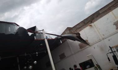 Temporal de fuertes vientos y lluvia con voladuras de techos en La Tigra,en Villa Angela caidas de arboles y calles inundadas y sin energia varios Barrios