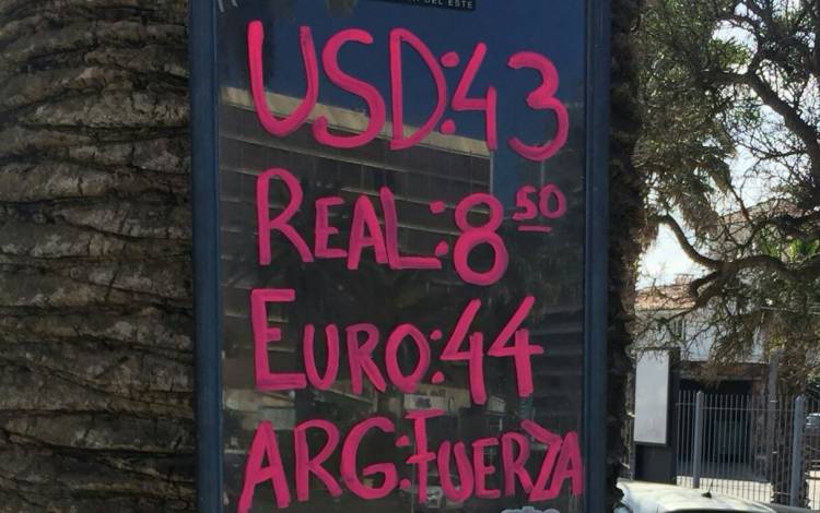 PESOS ARGENTINO : "tu plata no sirve" asi tratan a nuestra moneda en los paises limitrofes y la casas de cambio ya la rechazan,a lo que llegamos en dos años de gobierno