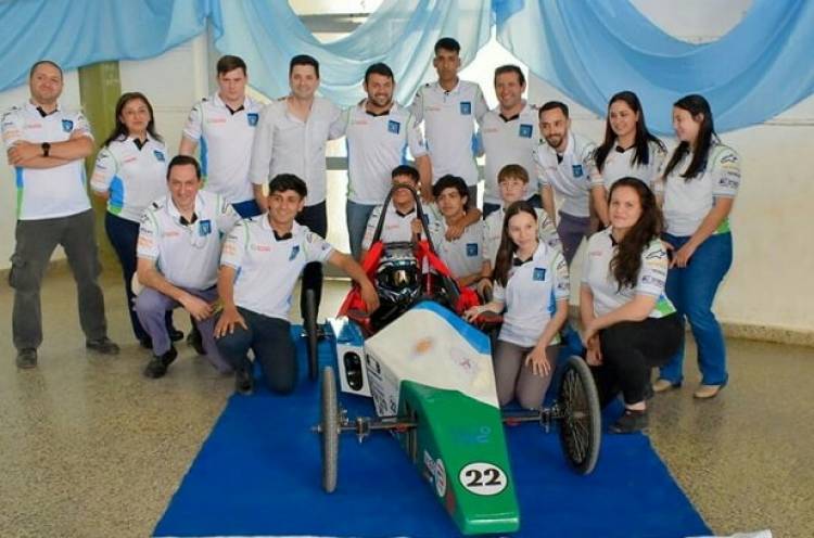 SAENZ PEÑA : Los alumnos de la E.ET N°22,presentaron el auto electrico para competencia deportiva denominada Auto Tec.,Bruno Cipolini participo del acto
