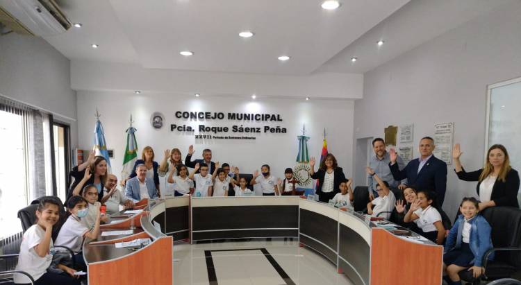 SAENZ PEÑA : Alumnos de 4° grado de la E. E. P N° 31 Domingo Faustino Sarmiento, visitaron el Concejo y presenciaron la sesión ordinaria celebrada este miércoles.