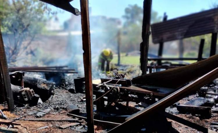 TRES ILETAS : En el mediodia de este miercoles,se incendio una carpinteria en la localidad,arduo trabajo de los Bomberos 