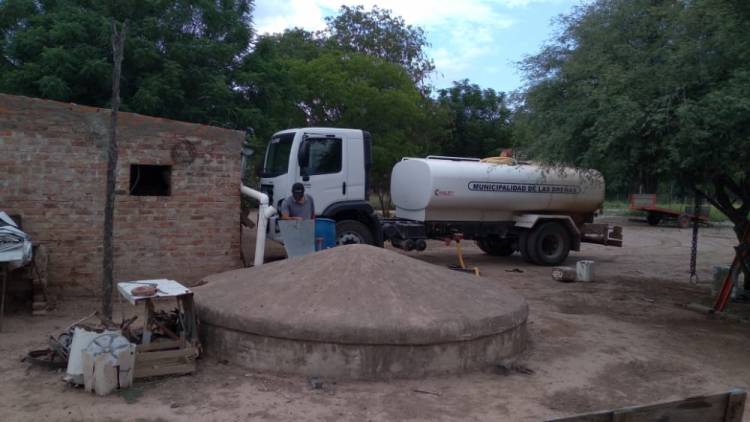 LAS BREÑAS : Ante la escases,el municipio local reparte agua potable en varios Parajes de su juridiccion