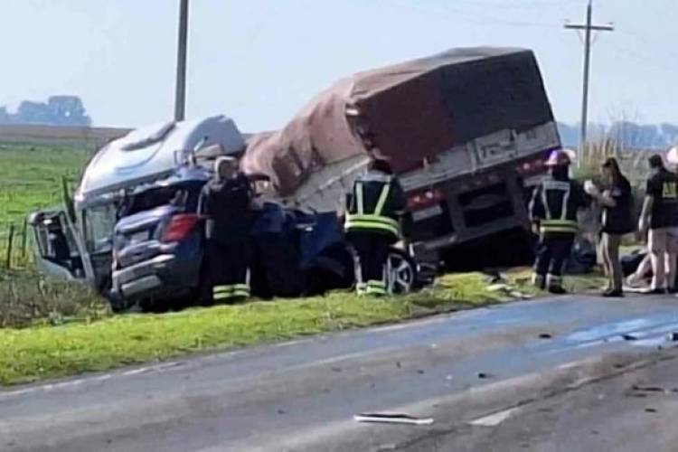 Choque frontal entre un camión y un auto deja dos personas fallecidas sobre la Ruta Nacional N33 en cercanias de Venado Tuerto