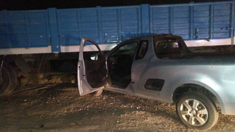 AVIA TERAI : Dos hombres fueron internados luego de chocar un acoplado estacionado en la madrugada de este domingo