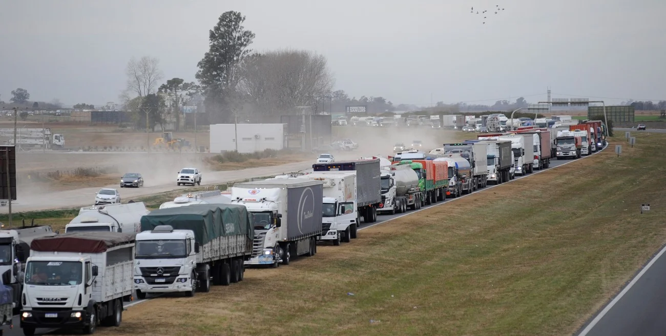 Por los aumentos de combustibles y costos, transportistas de cargas,amenazan cortes de ruta que provocaria desabastecimiento,sale 17%mas caro mover un camion en Agosto