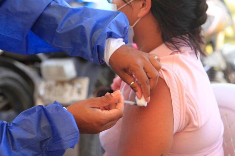 Desde julio los casos de Covid-19 en Argentina aumentaron el 133%,crecieron las internaciones y las muertes,en Chaco hasta el 6 de octubre se vacuna en 300 vacunarios en la provincia