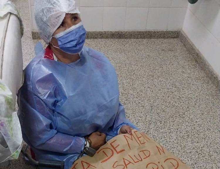 Una Madre se encadeno en la habitacion de su hijo en el Hospital 4 de junio pidiendo hace un mes una protesis para una pierna
