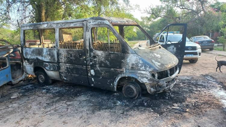 Villa Rio Bermejito : Incendio total de vehiculo del artista David Gomez en un taller,investigan la causa