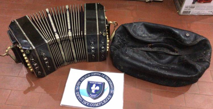 RESISTENCIA : Los agentes de la Division delitos contra la propiedad recuperaron el acordeon de Fernando Cassiet